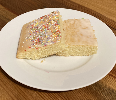 Selterskuchen mit einer Zitronen-Zucker-Glassur
