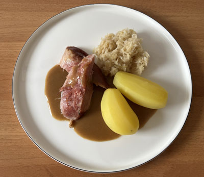 Berliner Eisbein mit Sauerkraut und Salzkartoffeln