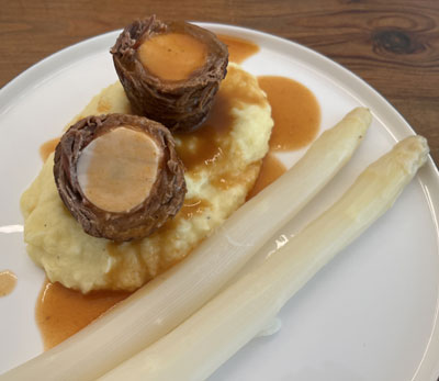 Bastei Roulade mit Kartoffelstampf und Stangenspargel