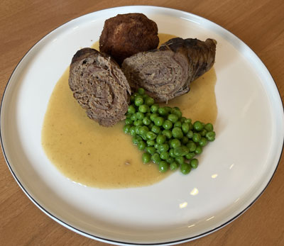 Kalbsröllchen Lips mit Buttererbsen und Kartoffelbällchen