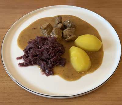 Köstritzer Schwarzbierfleisch, mit Salzkartoffeln und Rotkohl