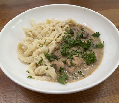Schweinegeschnetzeltes mit Pilz-Rahm-Soße und Butterspätzle