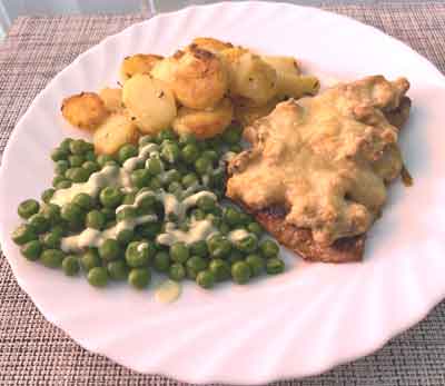 Steak au Four mit Buttererbsen und Bratkartoffeln