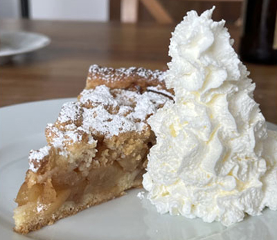 Apfelkuchen mit Butterstreusel verfeinert mit Schlagsahne