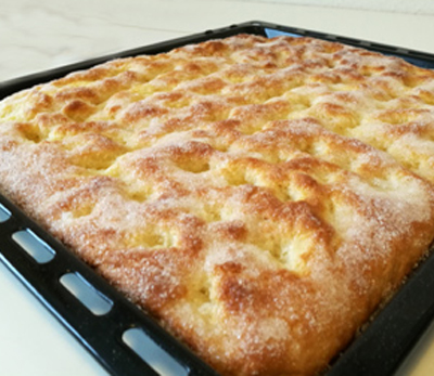 Butterkuchen, dank der Butter richtig fluffig und mit Zucker bestreut