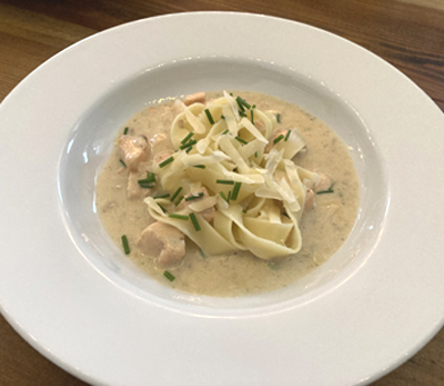 Bandnudeln mit Lachs zu einer Weißwein-Sahnesoße