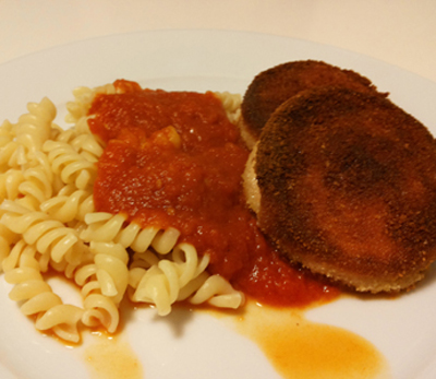 Jägerschnitzel aus panierter Jagdwurst mit Spirelli und Tomatensoße