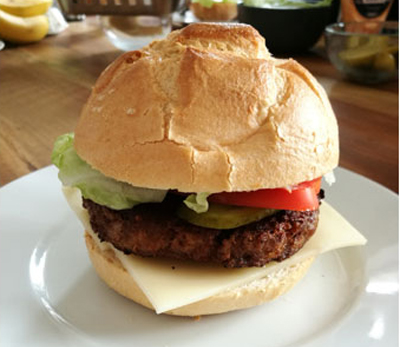 Grilletta, selbstgemachter Bratklops mit Salat, Tomate, Käsescheibe und Gewürzgurke