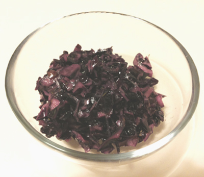 Rotkohlsalat mit Apfel, Schnittlauch mit einem Essig-Pflanzenöl-Dressing