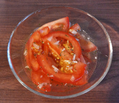 Tomatensalat klassisch mit Zwiebel und Dill in einem Essig-Pflanzenöl-Dressing