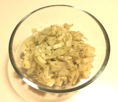 Weißkrautsalat mit Apfel, Zwiebel, Kümmel mit einem Zitronen-Pflanzenöl-Dressing