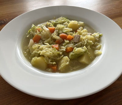 Omas Wirsingkohleintopf, mit kleiner Fleischeinlage verfeinert