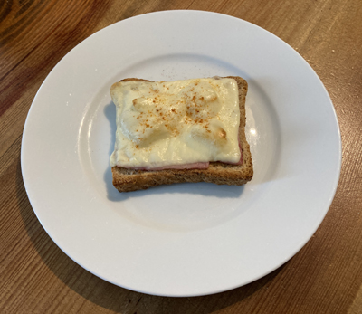 Karlsbader Schnitten, Kochschinken und Ananasring auf Toast, mit Käse überbacken