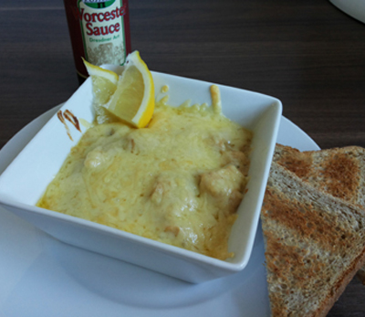 Sächsisches Würzfleisch, vom Schwein, mit Champignons, Zitronenscheibe und Toast