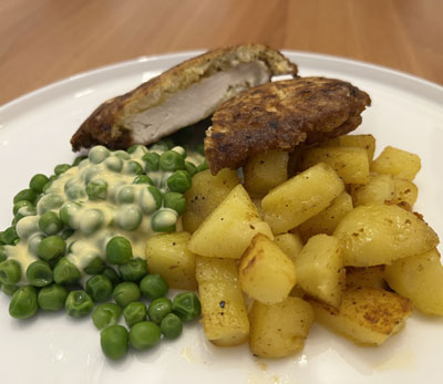 Putenschnitzel nach Strindberg Art mit Bratkartoffeln und Buttererbsen