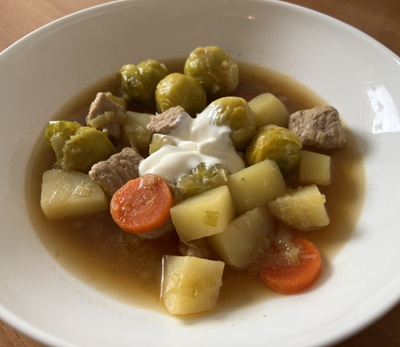 Würziger Rosenkohleintopf mit Rindfleisch und Kartoffeln