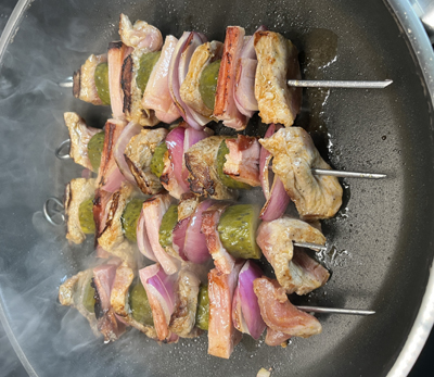 Deftige Schaschlik Spieße mit Schaschlik Soße und Salzkartoffeln