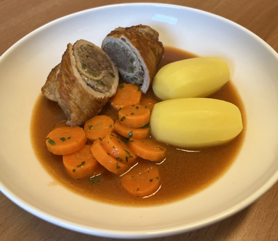 Brandenburger Bauernroulade mit Buttermöhrchen und Salzkartoffeln