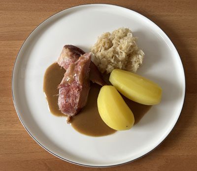 Berliner Eisbein mit Sauerkraut und Salzkartoffeln